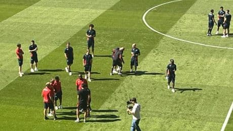 Genoa a Rennes per l’ultimo test. Davanti c’è Carboni, con Stanciu, Gronbaek e Vitinha