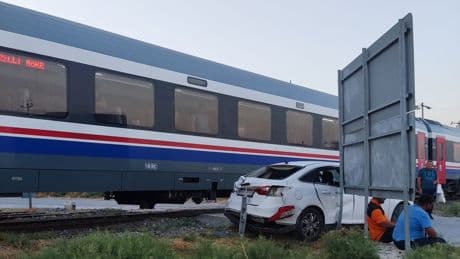 Söke'de yolcu treni otomobile çarptı: 1 yaralı