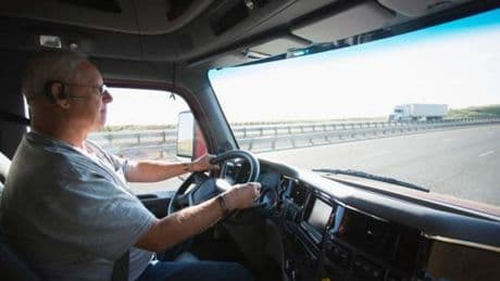 Estos son los 4 consejos que da la DGT a conductores de más de 65 años para evitar accidentes de tráfico