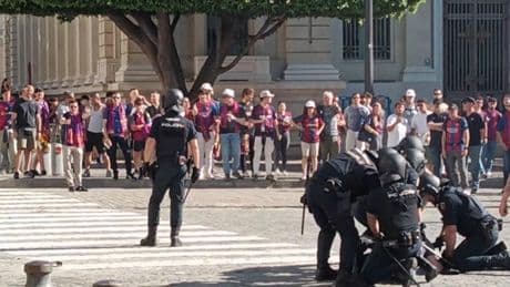 La Policía actúa en Sevilla y dispersa a barcelonistas en un clima de tensión