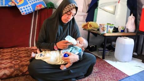 Guerre à Gaza : alors que des bébés meurent de faim dans l’enclave côtière, Israël continue de restreindre l’entrée du lait infantile