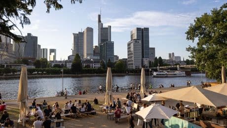 Gastgewerbe: Biergärten in Saison gestartet - Personal fehlt vielerorts