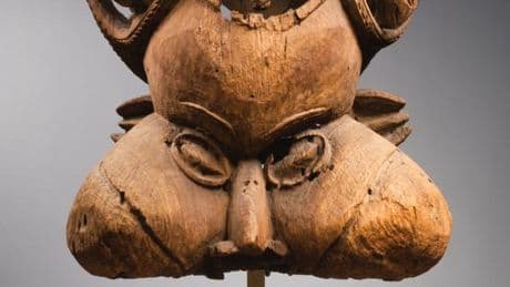 Le masque camerounais tukah, soustrait à son pays dans les années 1950, souhaite retrouver son roi