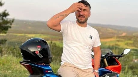 Bariyerlere çarpan motosiklet sürücüsü öldü