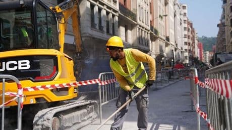 Euskadi es la tercera comunidad que más trabajadores atrae pero su formación es baja