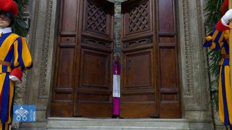 Il Conclave in diretta, i 133 cardinali eleggono il nuovo Papa