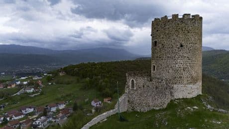 Bosna Hersek'teki Sokolac Kalesi  zamana direniyor