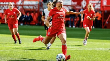Na zinderende slotmiddag in twee stadions, wordt FC Twente landskampioen