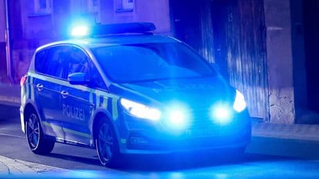 Angreifer schwer verletzt - Mann greift Polizist mit Messer an – Beamter schießt