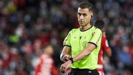 Quién es Adrián Cordero, el árbitro del Real Madrid-Osasuna: antecedentes y polémicas