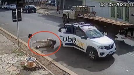 Moment cab passenger dives out of car to avoid paying fare