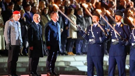 Despedida militar de Olaf Scholz con canciones de su elección: qué es el ‘Grosser Zapfenstreich’