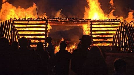 Besonderes Osterfeuer: Osterfeuer der besonderen Art: Brückenbau wird abgebrannt