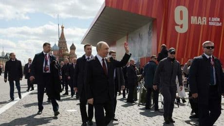 Putin, toni bassi per il V-Day e scambio di auguri con Trump