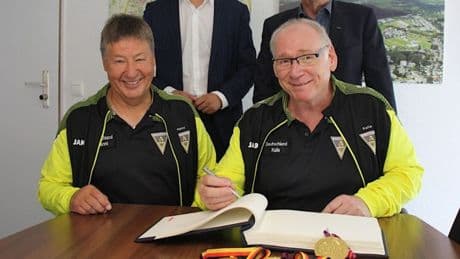 Alsdorf ehrt Weltmeister-Duo der Alemannia im Gästebuch