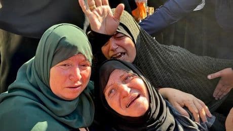 Una pediatra de Gaza recibe mientras trabajaba los cuerpos de sus nueve hijos, muertos tras un bombardeo