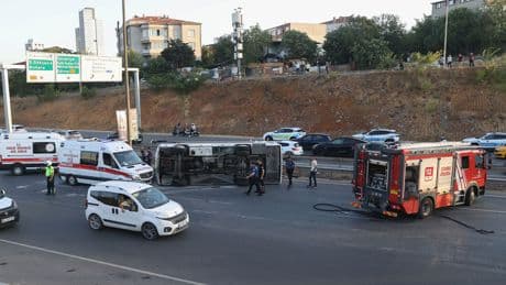 Ümraniye TEM Otoyolu'nda servis aracı devrildi: Çok sayıda yaralı var