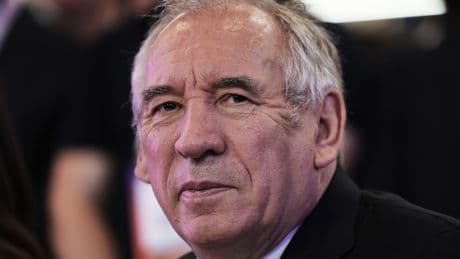 François Bayrou critiqué après son aller-retour express en jet, pour une courte conférence sur... la géothermie