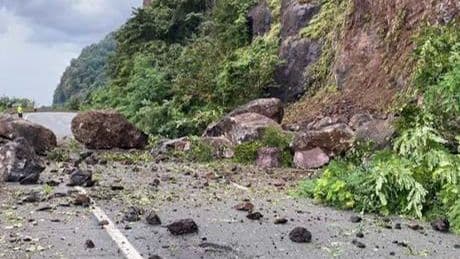 Artvin'de heyelan! Karadeniz Sahil Yolu ulaşıma kapandı