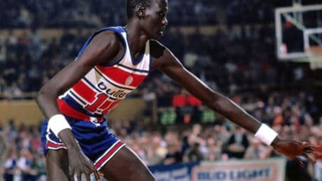 Manute Bol, la mentira más grande del baloncesto: "Jugó en la NBA con 50 años"