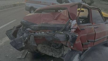 Otomobil ile kamyonet çarpıştı: 1 ölü, 2 yaralı