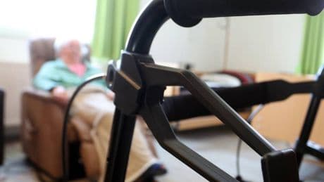 Unnötige Hilfsmittel : Bei diesen Verkaufsmaschen sollten Pflegebedürftige und Angehörige hellhörig werden