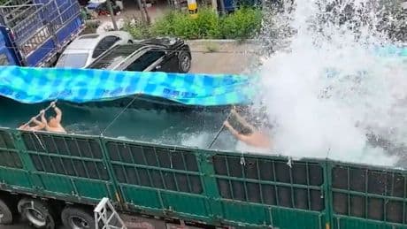 Swimmingpool Marke Eigenbau - Drei Männer und ein Becken