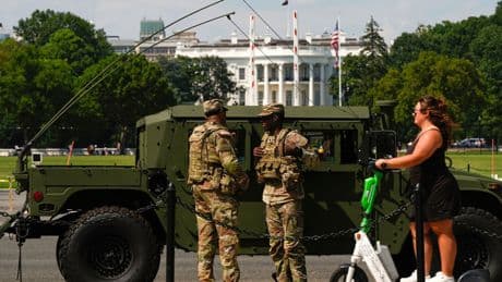 Ucraina, Zelensky e i leader europei a Washington. Trump: «Rinunci a Crimea e Nato». Droni su Kharkiv, quattro morti