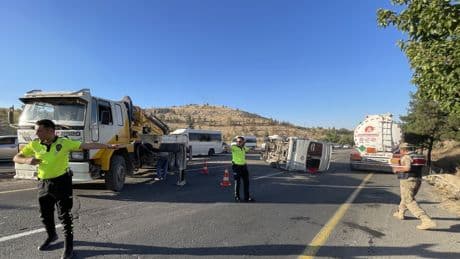 Urfa'da işçi servisi ile otomobil çarpıştı: 13 kişi yaralandı