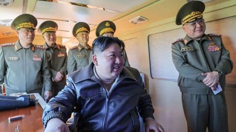 Noord-Koreaanse leider bij test met raketten van 'superieure gevechtscapaciteit'