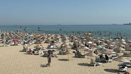 İstanbul'da sıcaktan bunalanlar sahillerde vakit geçirdi