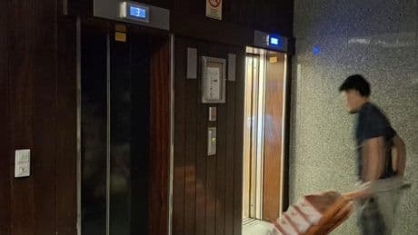 Una hora atrapada en un ascensor de las Torres de Zabalburu: «He sentido mucha inquietud»
