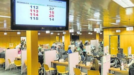 Más de 740.000 vascos pagarán 120 millones por no ajustar la subida de precios al IRPF