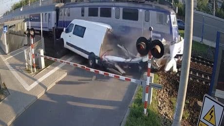 Un conductor polaco se salva de milagro tras el brutal choque de un tren contra su furgoneta
