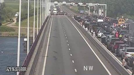 Haringvlietbrug kampt met storing, weg in beide richtingen al urenlang dicht