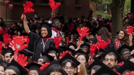 Unter tosendem Jubel der Absolventen stellt sich Harvard gegen Trump – Richterin legt Verbot auf Eis