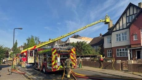 Londra’da çıkan yangında 3’ü çocuk, 4 kişi öldü