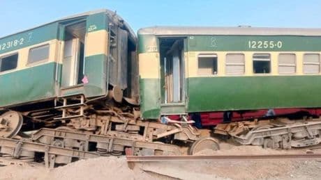 Tren raylardan çıktı: 1 ölü, 24 yaralı