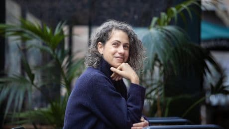 Katya Adaui: “Puede que las verdaderas vacaciones sean las que uno está en casa leyendo”