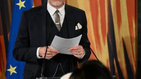 "Dagli intellettuali agli influencer, ora hanno solo i comici". L'attacco di Giuli alla sinistra