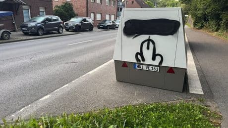 Essen: Mobiler Blitzer in Kettwig mit schwarzer Farbe besprüht