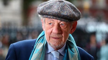 Sir Ian McKellen, 86 años, actor: “Mis vértebras astilladas y mi muñeca fracturada aún no se han curado. Evito salir porque estoy nervioso de que alguien pueda chocarse conmigo. Tengo que repetirme que no soy demasiado mayor para actuar”