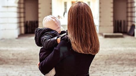 ¿Es responsable un Estado por no cuidar los lazos familiares en una separación forzosa?
