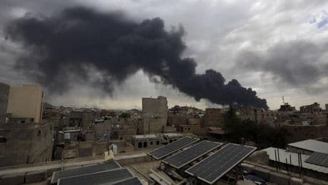 Israel ataca la capital de Yemen e inutiliza su aeropuerto
