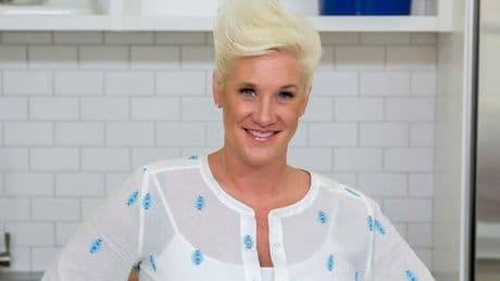 Anne Burrell, la morte della chef classificata come suicidio: il corpo trovato nella sua casa di Brooklyn