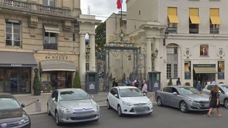 Paris: un homme se défenestre d'un immeuble place Beauvau