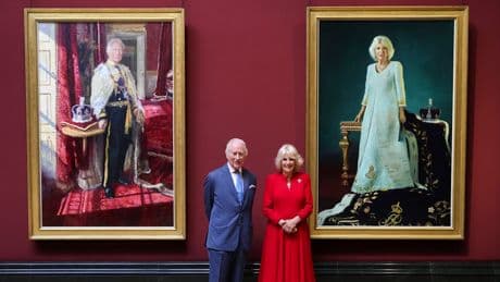 Charles und Camilla enthüllen Porträts - Bilder für die Ewigkeit