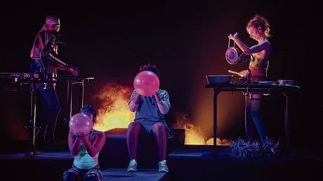 Festival d’Avignon : « Nexus de l’adoration » de Joris Lacoste, un défi poétique au théâtre