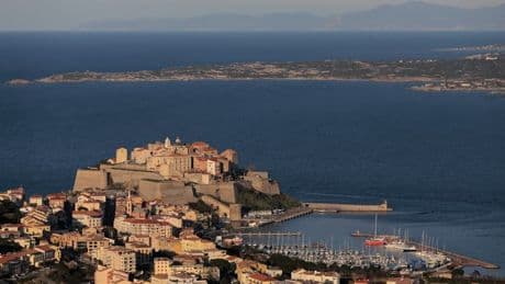 "Un climat d'intimidation": que se passe-t-il en Corse, où plusieurs bateaux de promenade en mer ont été incendiés?