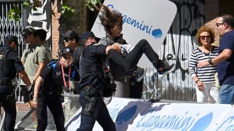 Over hekken springen en proberen etappe te verstoren: twee pro-Palestijnse demonstranten tijdens Vuelta-tijdrit gearresteerd